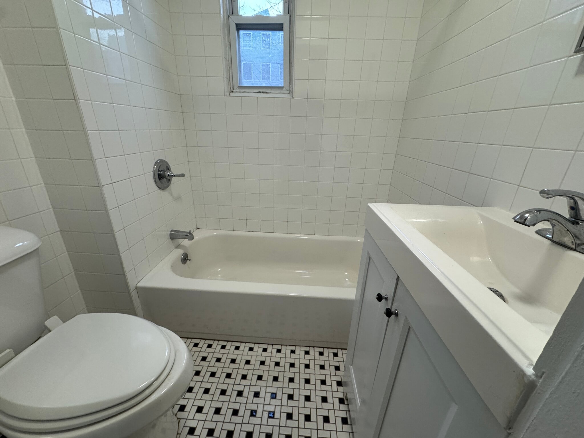 Building Photo - 194 Hall St