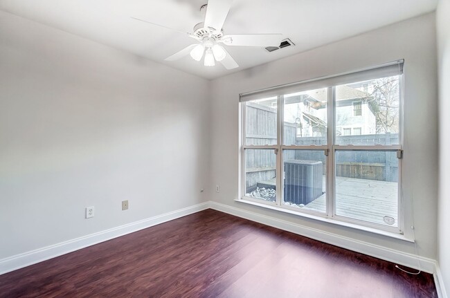 Building Photo - Beautiful Townhome in First Ward!