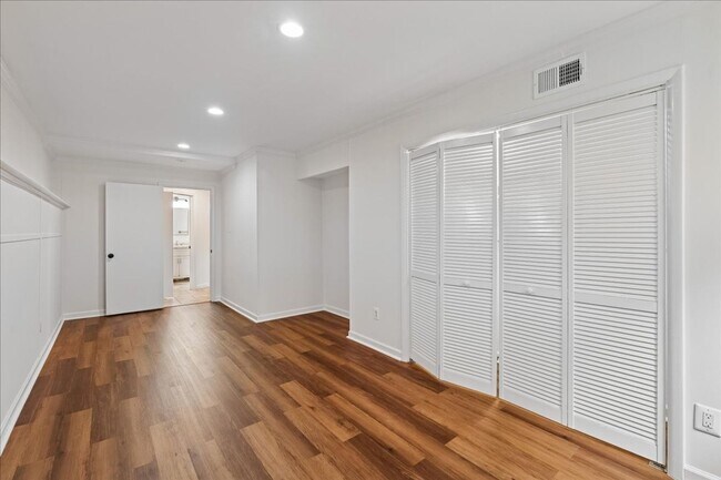 Building Photo - Remodeled in great location! 4 bedrooms 2 FB Walk to Metro