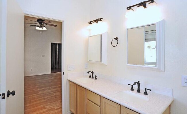 Building Photo - 3 Bedroom 2 Bathroom House