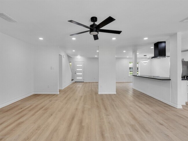 Building Photo - 16007 Diana Ln