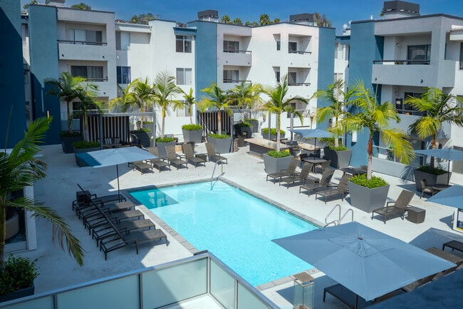 Building Photo - Crescent at West Hollywood
