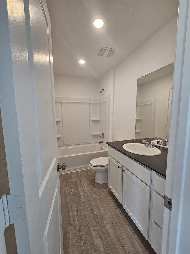 Building Photo - "Charming 3-Bed Sanctuary with Granite Elegance in San Antonio! Voucher Accepted! "
