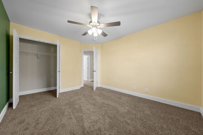 Building Photo - Luxury Meets Comfort: 5-Bed Beauty with Ch...