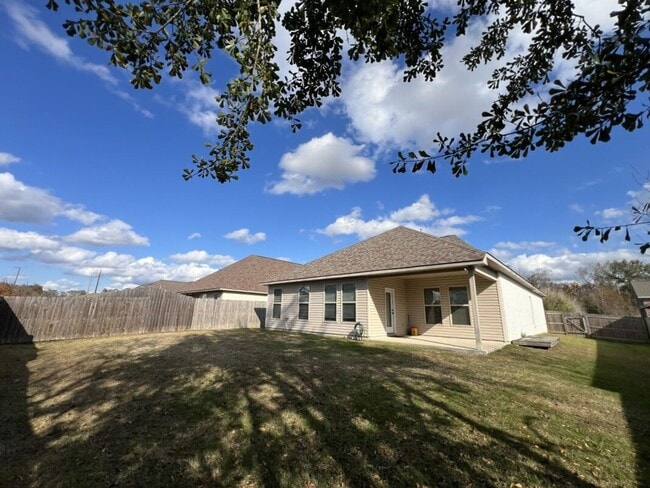 Building Photo - Partially Furnished Home on Sterling Oaks Dr. with Premium Features