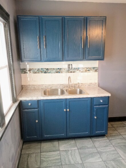 Building Photo - 11641 Mansfield St