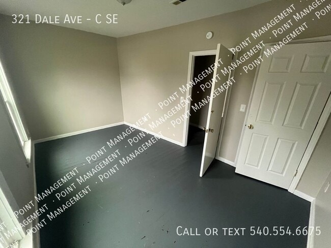 Building Photo - Upstairs 2 Bed 1 Bth Apt Close to Downtown...