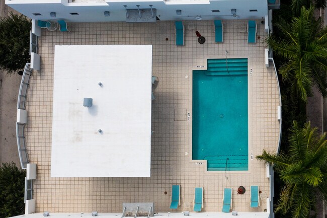 Building Photo - 335 SE 6th Ave