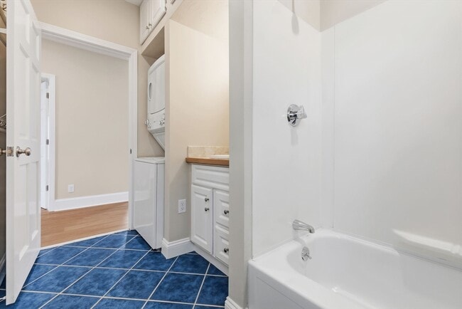 Building Photo - 142 Elliott St