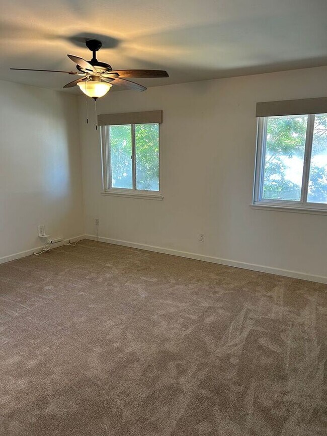 Building Photo - FANTASTIC 3BD TOWNHOUSE FOR LEASE!