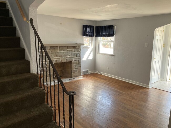 Building Photo - Surprisingly Spacious! 3-Bedroom 2 bath Ho...