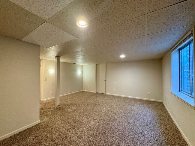 Building Photo - Available October 10th is this open layout 5 bedroom home in Green Mountain!