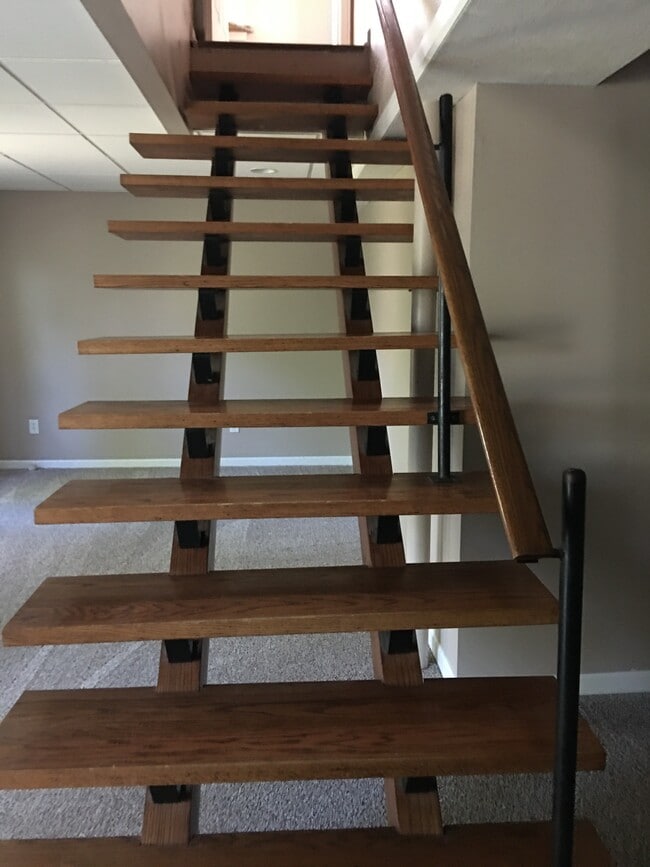 Building Photo - 1009 E High St