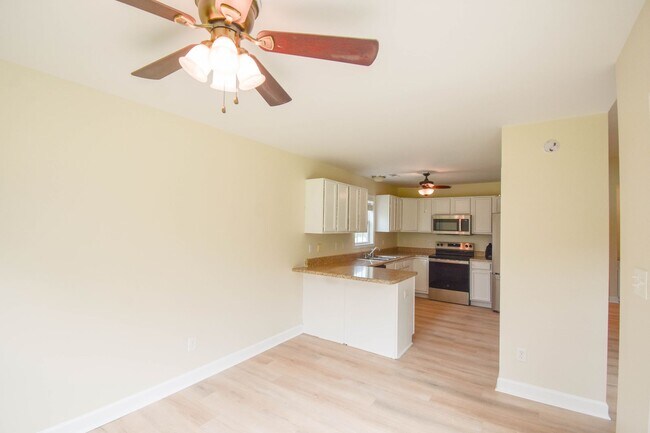 Building Photo - 3 Bedroom 2 Bathroom with Garage