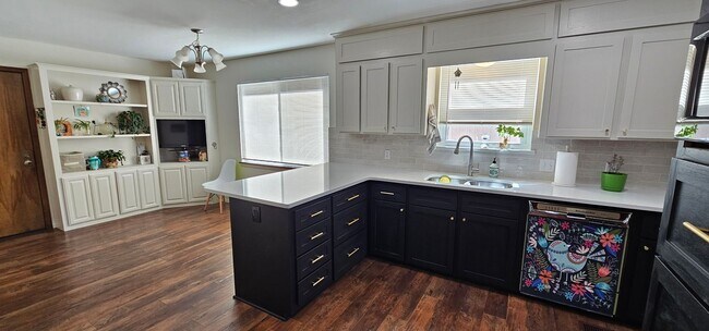 Building Photo - Contemporary Ranch in a beautiful, quiet s...