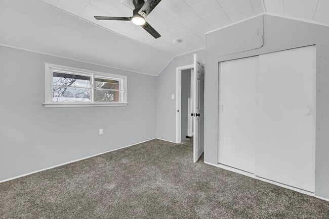 Building Photo - 1728 Hillview Rd