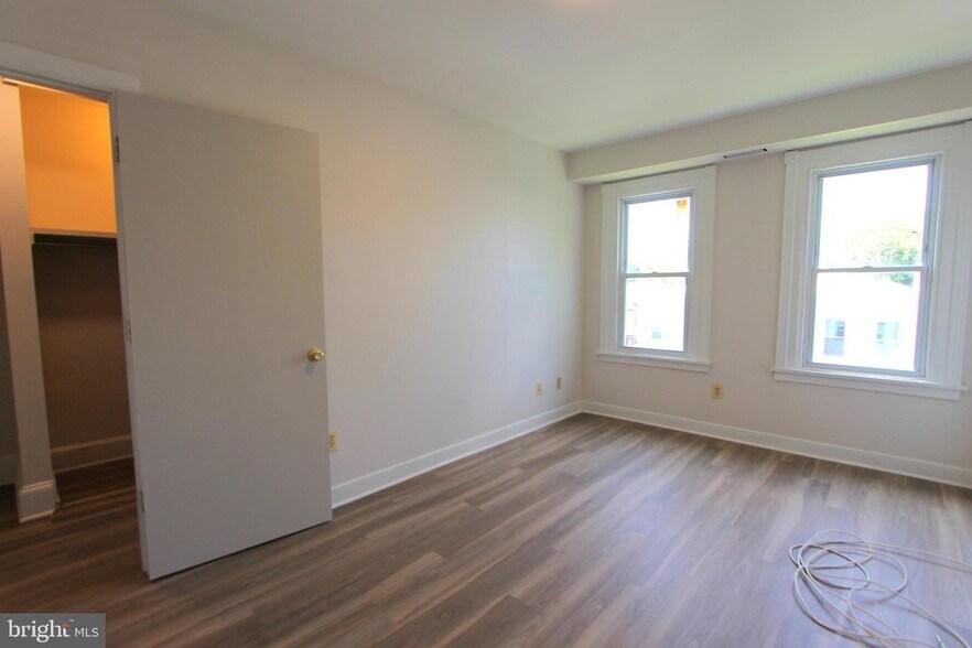 Building Photo - 437 W Hansberry St