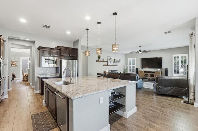 Building Photo - 10702 E Lumiere Ave