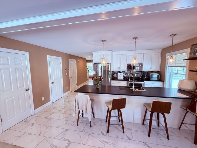 Building Photo - Luxury Duplex
