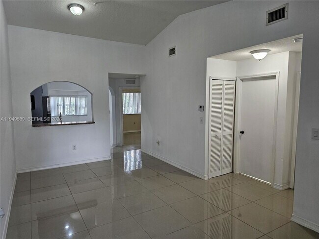 Building Photo - 2911 SE 13th Ave