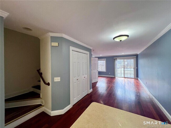 Building Photo - 527 W Thames St