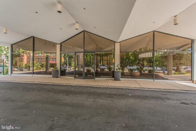 Building Photo - 1200 N Nash St
