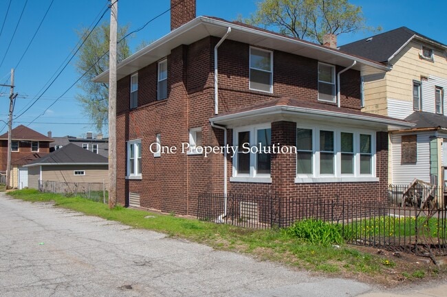 Building Photo - 456 Tyler St
