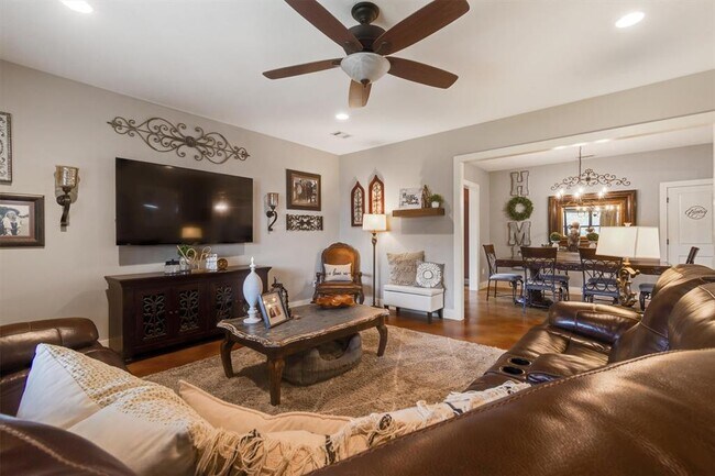 Building Photo - 1400 Cuernavaca Dr N