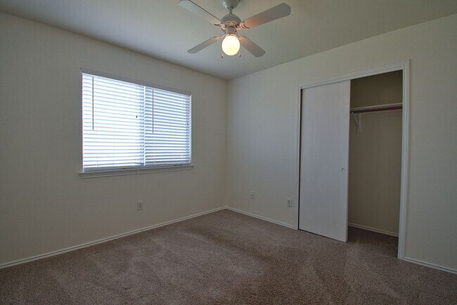 Building Photo - Well Maintained 4 Bed House in Kyle