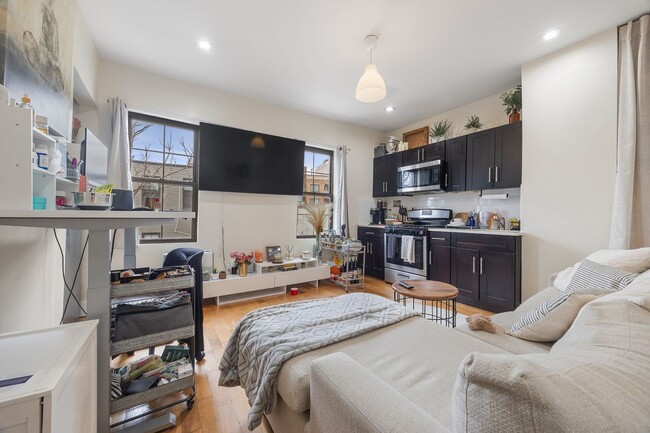 Primary Photo - 118 Kingsland Ave