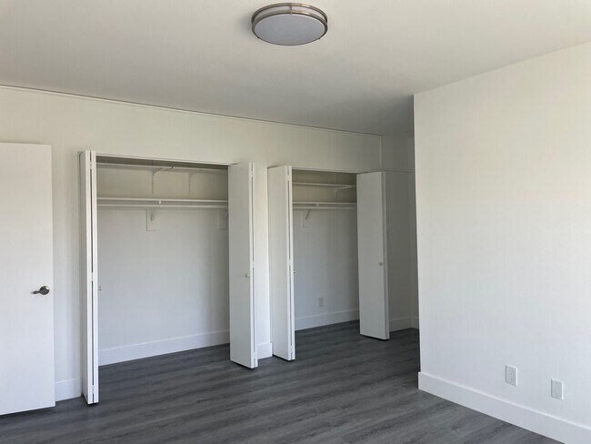 Building Photo - 323 S Broadway