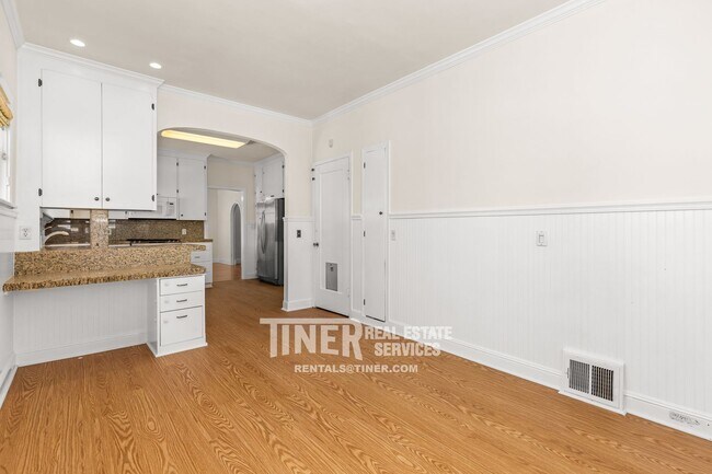 Building Photo - 842 42nd St