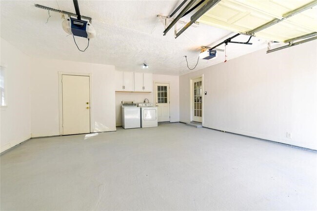 Building Photo - 10518 Hazelhurst Dr