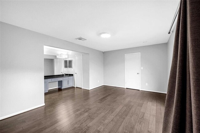 Building Photo - 2110 Highland Hills Dr