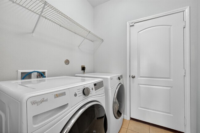 Building Photo - 5119 Harbor Palm Dr