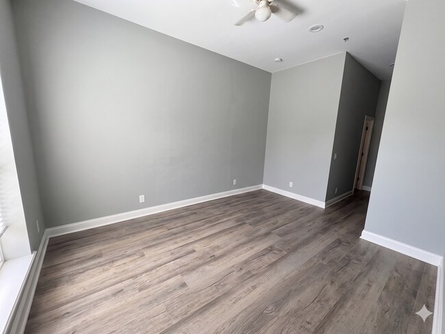 Building Photo - North Thomas 472-492