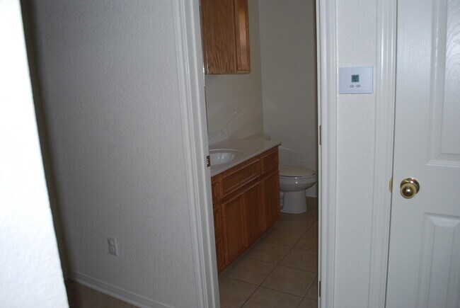 Building Photo - 913Daisy