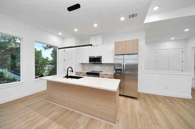 Building Photo - 7117 Eastwood St