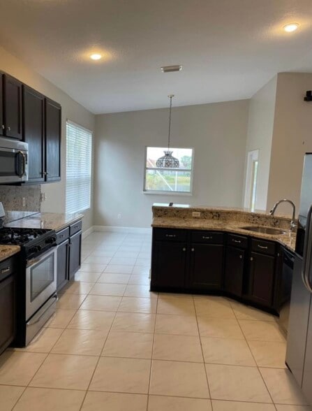 Building Photo - 895 SW Lake Charles Cir