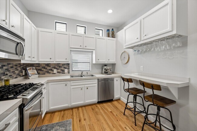 Building Photo - 8715 Meadowcroft Dr