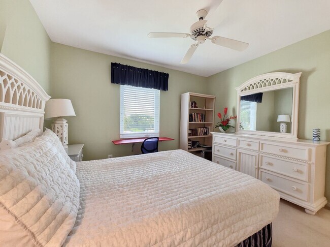 Building Photo - Peaceful pond 2BR/2BA condo in Naples, FL