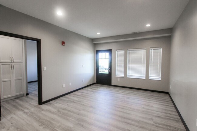 Building Photo - New! Beautiful 1 Bed, 1 Bath Apartment in ...
