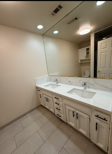 Building Photo - 1542 E Alluvial Ave