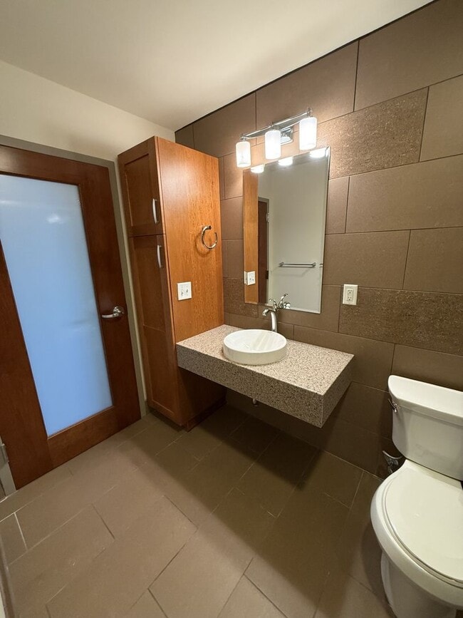 Building Photo - Luxury Apartment
