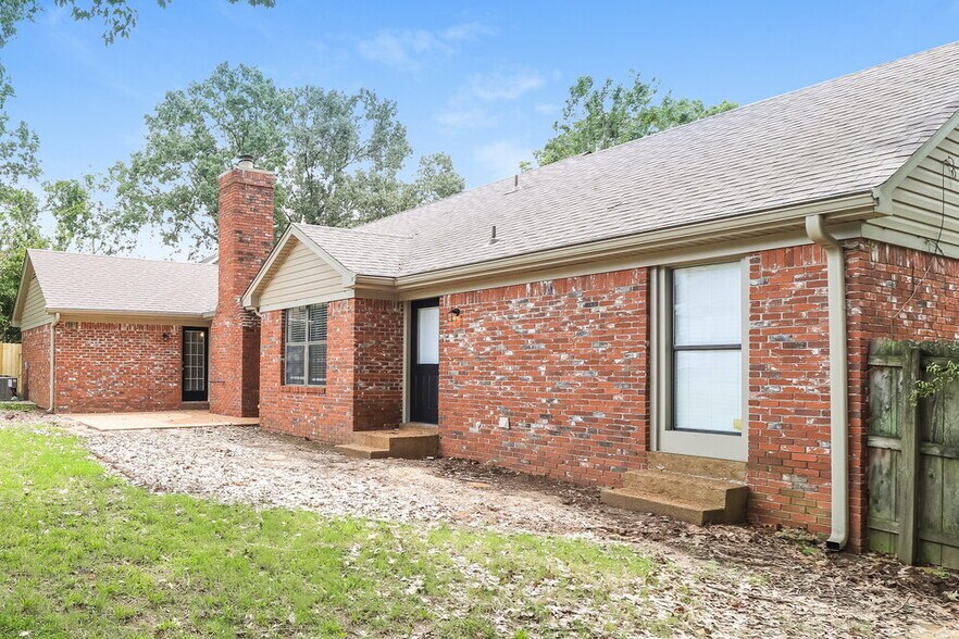 Building Photo - 5996 Lawnhill Dr