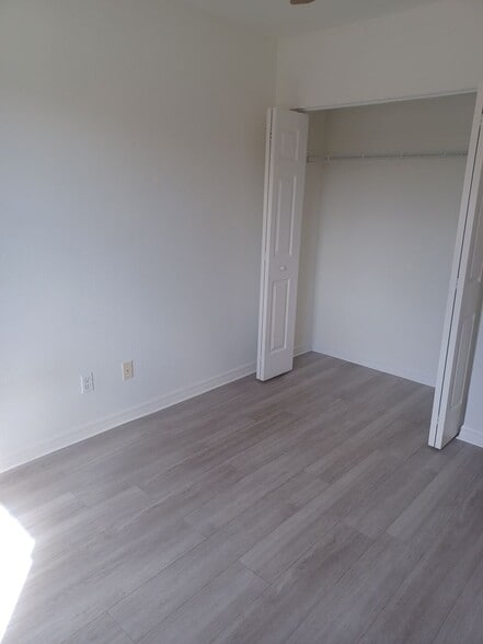Building Photo - 3/2.5 Townhouse in a Family Friendly Community with Amenities Galore