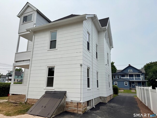 Building Photo - 449 Stanley St