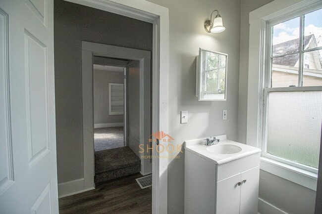 Building Photo - RENOVATED 3BR/2BA HOME CLOSE TO DOWNTOWN