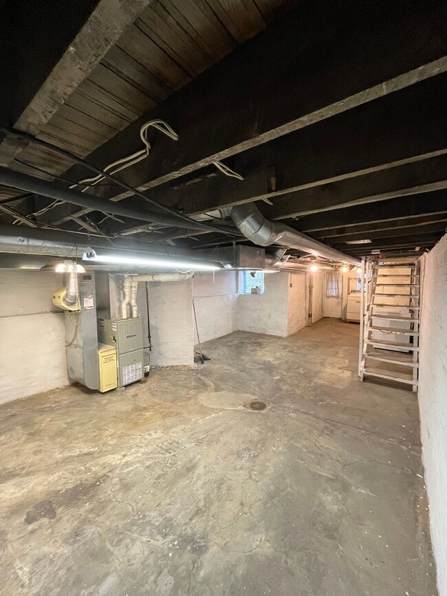 Building Photo - Large 2 Bed, 1 Bath Home, with Office/Bonus Room! Available Now!