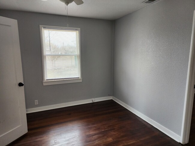 Building Photo - 1 Bedroom 1 Bath + Office/Bonus Room!